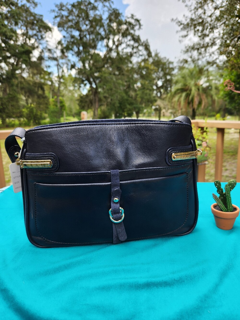Tre Vero Navy Leather Crossbody Bag with Front Pocket  EUC. BUY NOW PRICE